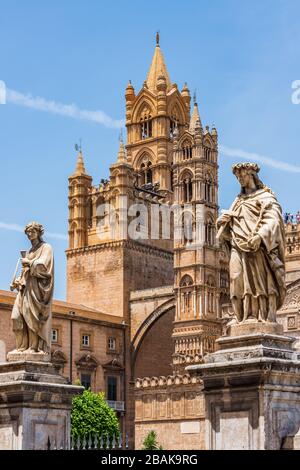 Statua di fronte alla Cattedrale di Palermo: La chiesa cattedrale dell'arcidiocesi cattolica di Palermo, situata in Sicilia, nel sud dell'Italia. È Foto Stock
