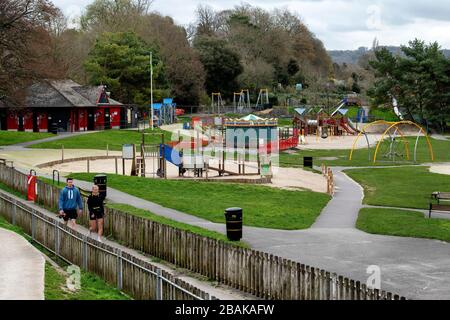 28.03.20. Pandemia coronavirus, bagno, Somerset. Un’area giochi per bambini deserta nel Victoria Park di Bath, Somerset, secondo le restrizioni del governo britannico Foto Stock