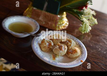 Vista ravvicinata del Pani puri con salsa imli Foto Stock