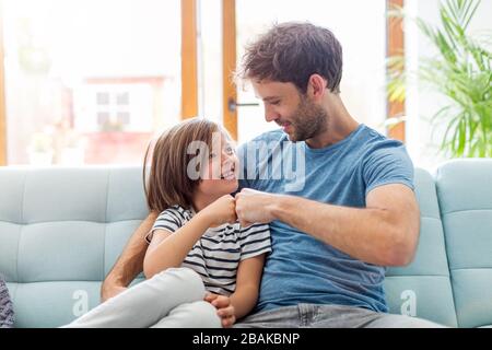 Padre a giocare con i suoi figli a casa Foto Stock