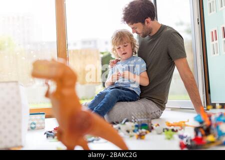 Padre a giocare con i suoi figli a casa Foto Stock