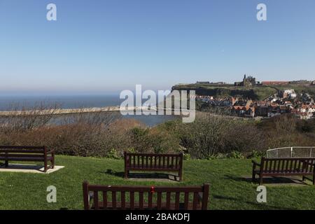 Distanza sociale, strade vuote e negozi chiusi nella località turistica del North Yorkshire di Whitby durante ‘Lockdown’, nella Pandemia di Coronavirus. Foto Stock