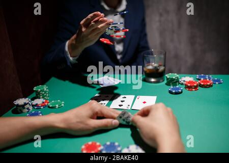 gioco di poker professionale. tavolo da poker con due giochi. giocatore di poker fa una scommessa gettando chip sul tavolo Foto Stock