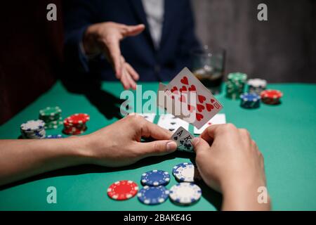 gioco di poker professionale. tavolo da poker con due giochi. giocatore di poker si piega lanciando carte sul tavolo Foto Stock