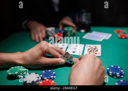 il giocatore di poker scommette tutte le fiches. Grande poker rischi. Tavolo da poker e primo piano Foto Stock