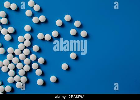 Pillole di medicina farmaceutica assortite, compresse e capsule.pills background. Cumulo di varie compresse di medicina assortite e pillole di diversi colori Foto Stock