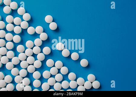 Pillole di medicina farmaceutica assortite, compresse e capsule.pills background. Cumulo di varie compresse di medicina assortite e pillole di diversi colori Foto Stock