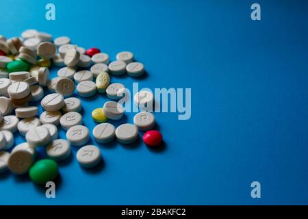 Pillole di medicina farmaceutica assortite, compresse e capsule.pills background. Cumulo di varie compresse di medicina assortite e pillole di diversi colori Foto Stock