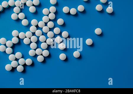 Pillole di medicina farmaceutica assortite, compresse e capsule.pills background. Cumulo di varie compresse di medicina assortite e pillole di diversi colori Foto Stock