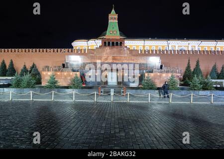 MOSCA, RUSSIA - 12 MARZO 2020: Vista frontale del Mausoleo di Lenin vicino alle mura del Cremlino nella Piazza Rossa della città di Mosca di notte. La tomba di Lenin è a riposo plac Foto Stock