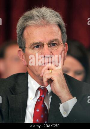 Washington, DC - 15 gennaio 2009 -- il senatore degli Stati Uniti Tom Coburn (Repubblicano dell'Oklahoma) ascolta come Eric Holder testimonia davanti all'udienza di conferma del Comitato giudiziario del Senato degli Stati Uniti sulla sua nomina a procuratore generale a Washington, DC Giovedi, 15 gennaio 2009.Credit: Ron Sachs/CNP. | utilizzo in tutto il mondo Foto Stock