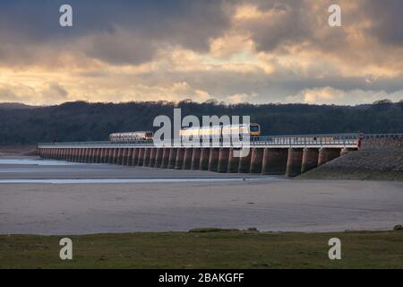 CAF Civity classe 195 treni diesel gestiti da Northern Rail attraversando il viadotto di Arnside sulla linea ferroviaria della costa Cumbria, Regno Unito Foto Stock