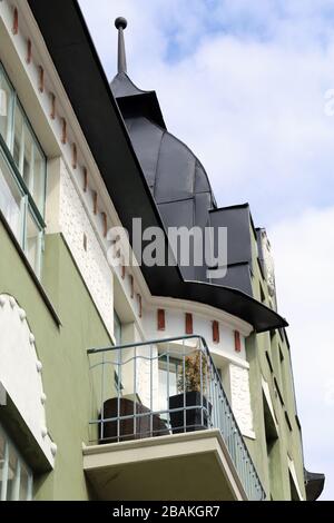 Architettura Art Nouveau edifici del quartiere di Eira nel centro di Helsinki Finlandia, giugno 2019. Splendidi quartieri colorati con edifici unici. Foto Stock