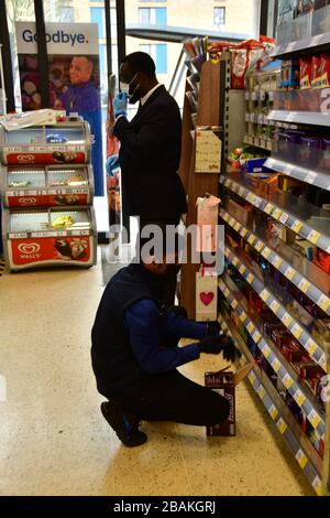 Londra, Regno Unito. 28 marzo 2020. Durante il coronavirus nel blocco del Regno Unito ho visto soprattutto sono asiatici e la sicurezza in prima linea per servire la gente bisogno di cibo o di shopping e Tesco sarà ricordare all'aperto, a Walthamstow Square, il 28 marzo 2020 Londra. Credito: Picture Capital/Alamy Live News credito: Picture Capital/Alamy Live News Foto Stock