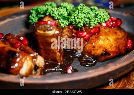 Costolette al forno con salsa di melograno. Piatto originale dello chef Foto Stock