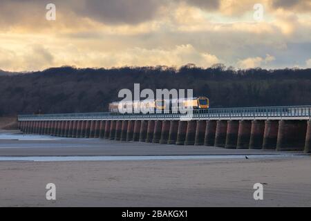 CAF Civity classe 195 treni diesel gestiti da Northern Rail attraversando il viadotto di Arnside sulla linea ferroviaria della costa Cumbria, Regno Unito Foto Stock