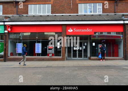 Londra, Regno Unito. 28 marzo 2020. Santander chiude durante il coronavirus nel blocco del Regno Unito, al mercato di Walthamstow, Londra. Credito: Picture Capital/Alamy Live News Foto Stock