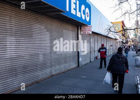 Brooklyn, NY - 27 marzo 2020. Le restrizioni al pubblico durante la pandemia COVID-19 hanno portato alla chiusura dei negozi nei quartieri di Brooklyn. Il negozio di sconti Telco e il suo vicino Rainbow su Flatbush Avenue sono ora chiuse. Foto Stock