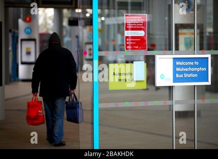 Segnali di avvertimento di coronavirus all'ingresso della stazione degli autobus nel centro della città di Wolverhampton come il Regno Unito continua in blocco per contribuire a frenare la diffusione del coronavirus. Foto Stock