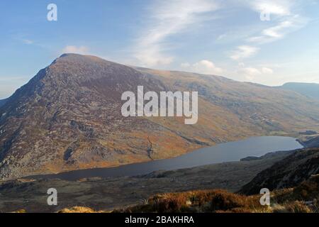 Pen Yr Ole Wen e Lyn Ogwen, viste dal sentiero di Seniors Ridge enroute a Glydr Fawr Foto Stock