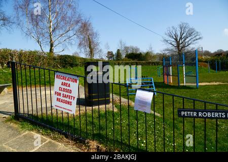 27 marzo 2020: Avviso del Consiglio Parrocchiale sul parco giochi per bambini e l'area ricreativa che annuncia la chiusura a causa delle restrizioni imposte dal governo al movimento per prevenire la diffusione del coronavirus, Bidborough, Kent, Inghilterra Foto Stock