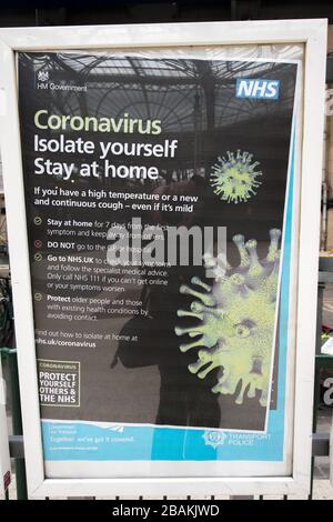 Glasgow, Regno Unito. 27 marzo 2020. Nella foto: Avviso di negozio che informa i clienti che sono chiusi a causa della pandemia di coronavirus che ha costretto Glasgow in una situazione di blocco. La Pandemia di Coronavirus ha costretto il governo britannico ad ordinare la chiusura di tutte le principali città del Regno Unito e a far sì che la gente rimanga a casa. Foto Stock