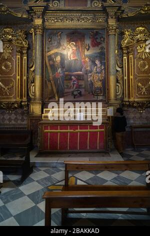 All'interno della chiesa di Sant'Andrea, Madonna in trono e santi, Madonna in trono e santi, pittore Pinturicchio, dipinto ad olio su tavola, Spello Foto Stock