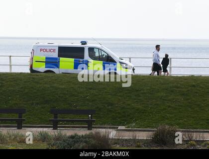 Port Talbot, Galles del Sud. 28 marzo 2020. La polizia pattuglia il lungomare di Port Talbot, nel Galles del Sud, mentre le misure di distanza sociale continuano in tutto il Regno Unito per cercare di combattere la pandemia di Coronavirus. Credito : Robert Melen/Alamy Live News. Foto Stock