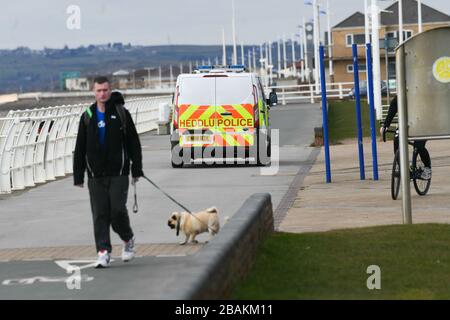 Port Talbot, Galles del Sud. 28 marzo 2020. La polizia pattuglia il lungomare di Port Talbot, nel Galles del Sud, mentre le misure di distanza sociale continuano in tutto il Regno Unito per cercare di combattere la pandemia di Coronavirus. Credito : Robert Melen/Alamy Live News. Foto Stock