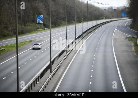 Port Talbot, Galles del Sud. 28 marzo 2020. Un'autostrada M4 quasi deserta a Port Talbot nel Galles del Sud, che normalmente sarebbe piena di traffico nel fine settimana, ma è in gran parte vuota grazie al blocco del Regno Unito per cercare di combattere la pandemia di Coronavirus. Credito : Robert Melen/Alamy Live News. Foto Stock