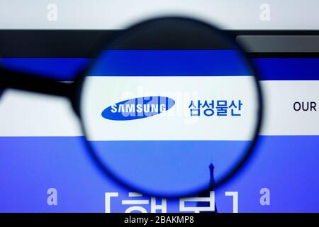 Los Angeles, California, USA - 12 Giugno 2019: Editoriale illustrativo della homepage del sito Samsung. Il logo Samsung è visibile sullo schermo del display Foto Stock