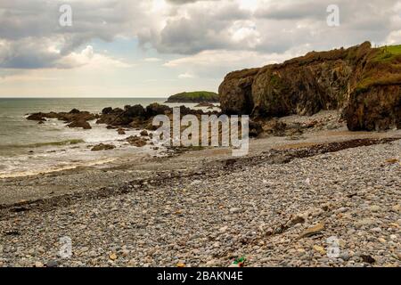 La costa frastagliata della contea di Waterford sulla costa orientale dell'Irlanda. Foto Stock