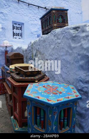 Mobili tradizionali decorati, Kasbah, Chefchaouen, la perla blu, villaggio nord-est del Marocco, Nord Africa, Africa Foto Stock