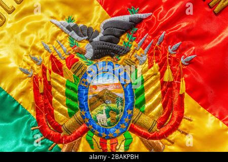 Bandiera boliviana ed emblema ad una festa a Cochabamba, reparto Cochabamba, Ande orientali, Bolivia, America Latina Foto Stock