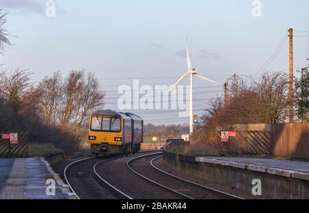 Treni del Nord classe 144 treno di pacer 144011 in partenza da Althorpe con un treno tutte le stazioni che fermano Foto Stock