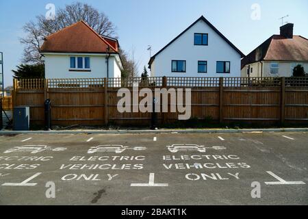 Parcheggi per veicoli elettrici nel parco auto di Yew Tree Road vicino al nuovo sito del progetto Southborough Community Hub, Southborough, Kent, Regno Unito Foto Stock