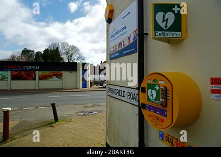 Defibrillatore Community Heartbeat Trust all'angolo tra Springfield Road e London Road, Southborough, Kent, Inghilterra Foto Stock