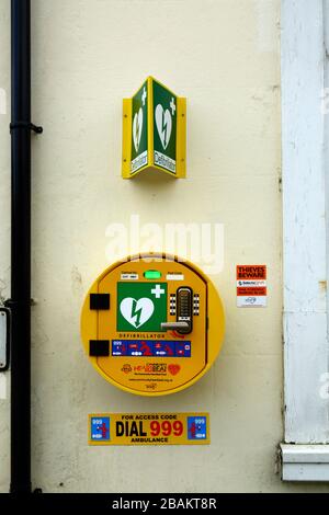 Defibrillatore Community Heartbeat Trust all'angolo tra Springfield Road e London Road, Southborough, Kent, Inghilterra Foto Stock