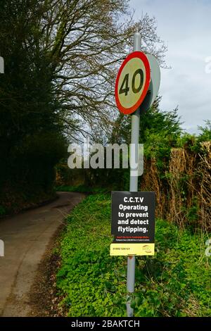 CCTV che opera per prevenire e rilevare il segnale Flytipping sulla corsia di paese a Weald del Kent vicino a Tunbridge Wells, Inghilterra Foto Stock