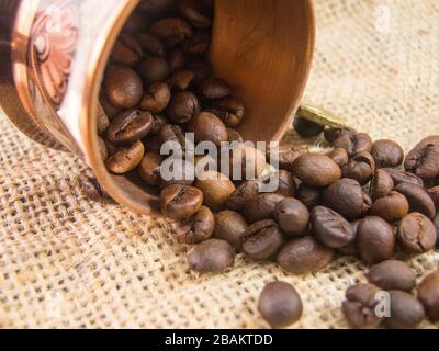 Tazza di caffè con i chicchi di caffè sulla borsa di canapa texture Foto Stock