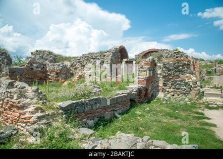 Histria, Romania - 10 giugno 2019: Rovine dell'antico strongolo greco e romano vicino alla città di Histria, contea di Costanza Foto Stock