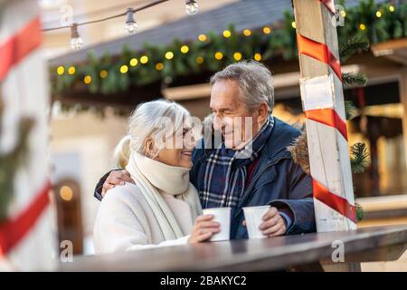 Coppia anziana che ha divertimento all'aperto a Natale Foto Stock