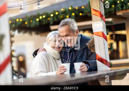 Coppia anziana che ha divertimento all'aperto a Natale Foto Stock