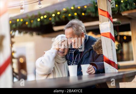 Coppia anziana che ha divertimento all'aperto a Natale Foto Stock
