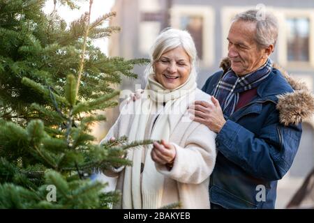 Coppia anziana che ha divertimento all'aperto a Natale Foto Stock