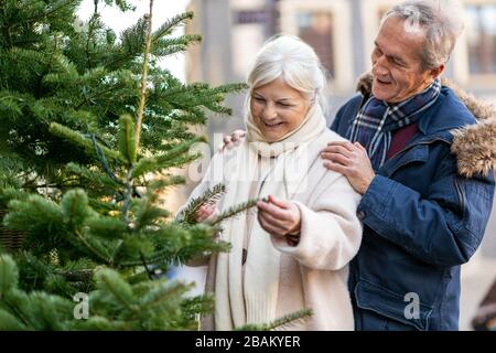 Coppia anziana che ha divertimento all'aperto a Natale Foto Stock
