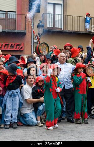 La celebrazione del Patum de Berga per i bambini sul Corpus Christi, Berga, Catalogna, Europa Foto Stock