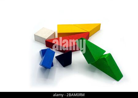 Tangram, tradizionale gioco di puzzle cinese fatto di diversi pezzi di legno colorato che si uniscono in una forma distinta, in una scatola di legno. Isolato su Foto Stock