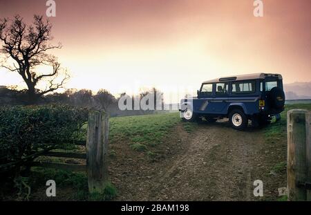 1989 Land Rover Defender County LWB Pheasant sparare vicino al percorso Dyke di Offa in Shropshire UK 1990 Foto Stock