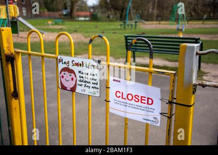 Park a Wilmslow, Cheshire, Regno Unito chiuso a causa dello scoppio di Coronavirus e dell'ordine del governo per Lockdown il 28.03.20 Foto Stock